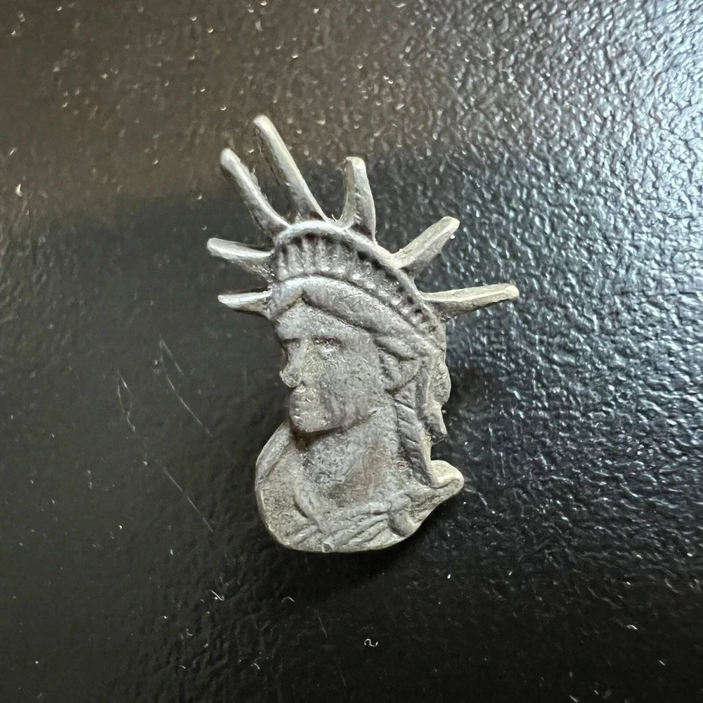 Vintage Statue of Liberty Face Tie Pin Lapel Hat Pewter Tone 1886 1986‎